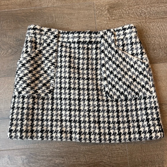 J.Crew houndstooth wool mini skirt. Size 2 Back zipper.
Fully lined. - Picture 1 of 4